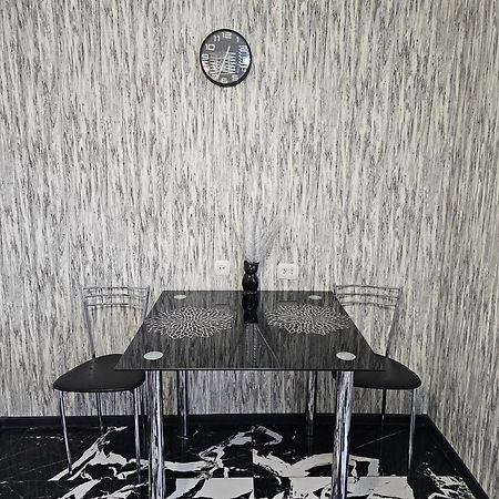 Black And White Apartment Кишинев Екстериор снимка